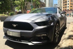 Ford Mustang mui trần tại Hà Nội thay màu áo camo độc đáo