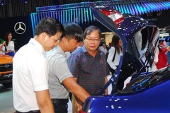 Méo mặt vì ô tô rủ nhau tăng giá, đại lý bắt chẹt khách hàng