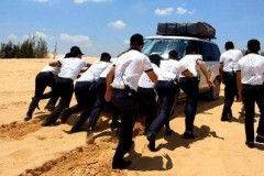 Hàng chục nhân viên Trung Nguyên đẩy Range Rover bị mắc kẹt tại bãi cát ở Bàu Trắng