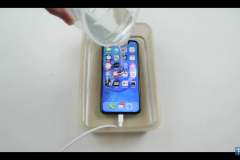 Thử nghiệm độ bền của iPhone X bằng dung dịch Liquid