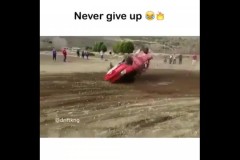 Khán giả đứng xem vỗ tay như sấm trước sự cố gắng của tài xế