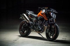 KTM 790 Duke mạnh mẽ hơn khi trang bị lon xả Akrapovic