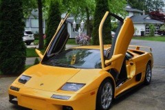 Siêu xe "Lamborghini Diablo" đời 2001 với bộ cánh vàng rực được rao bán với giá 80.000 USD
