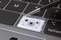 Bàn phím Macbook Pro 2018 được trang bị màn bảo vệ mỏng bằng silicon
