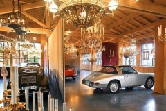 Các đường nét hấp dẫn của Porsche nổi bật khác lạ dưới ánh đèn chùm