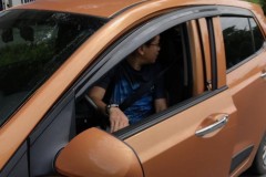 Hướng dẫn mở cửa xe ô tô an toàn và đúng cách