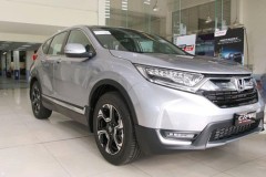 Khách hàng ồ ạt đặt cọc khi chưa nhìn thấy xe, chưa biết giá