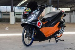 PCX 150 độ đôi chân teo nhỏ với phong cách chạy sân của biker Thái