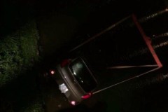 Quên kéo phanh tay, cả nhà mải chụp ảnh khiến Kia Morning rơi xuống hồ Xuân Hương