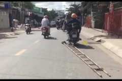 Rợn người nhìn hai thanh niên kéo thang bằng "chân" trên đường tại Sài Gòn