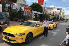 Doanh nhân Bình Dương mua Ford Mustang 2018 tặng cho bố