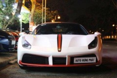 Bắt gặp siêu xe Ferrari 488 GTB khoác áo trắng nhám trên phố Sài thành