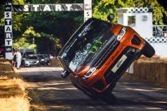 Terry Grant thực hiện màn stunt ô tô trên hai bánh tại đường đua Hill Climb