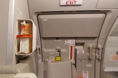 Táy máy mở cửa thoát hiểm tàu bay, bị phạt ngay 2 triệu đồng