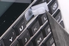 Chuyên gia đập phá JerryRigEverything thử nghiệm độ bền của BlackBerry KEY2