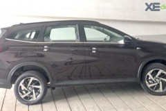 Toyota Rush đang được kiểm tra tại một đại lý ở Hà Nội