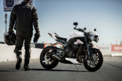 Triumph Street Triple RS có thêm hai màu Trắng ngọc và Đen sần