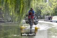 Xe đạp đi trên nước – ý tưởng tuyệt đỉnh cho giao thông Việt Nam?