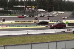 Cuộc đua drag giữa Jeep Grand Cherokee Trackhawk và siêu xe McLaren 570S