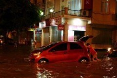 Phóng xe bạt mạng qua khu vực nước ngập đôi khi phải trả giá bằng cả chiếc xe