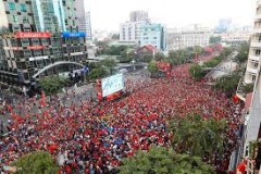 Người Sài Gòn tập trung về phố đi bộ Nguyễn Huệ xem Olympic VN