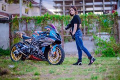 BMW S1000RR độ khoe dáng bên mẫu ảnh Thái Lan