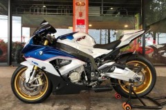 BMW S1000RR khoe dáng lộng lẫy với dàn phụ kiện đắt tiền
