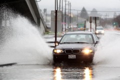 Tài xế không thể coi thường vùng nước ngập trên đường
