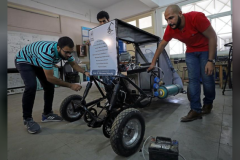 Chán dùng xăng, nhóm sinh viên Ai Cập tự thiết kế xe chạy bằng không khí cho nó tiết kiệm