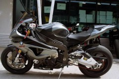 BMW S1000RR khác biệt và thể thao với màu xám nhám cùng gói trang bị khủng