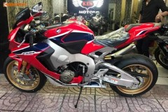 Vợ tậu siêu môtô Honda CBR1000RR SP1 tặng chồng
