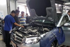 Đại lý Mercedes quá tải, không còn dầu vi sai cầu trước và ống nối để thay cho GLC