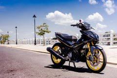 Exciter 150 độ gắp KTM và mâm CNC vàng khoe dáng dưới cái nắng Nha Trang