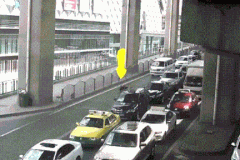 Học theo Jackie Chan, thanh niên Trung Quốc mặc bộ đồ trượt patin lao ra cao tốc