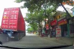 Kia Forte 'chọi' xe container và cái kết buồn