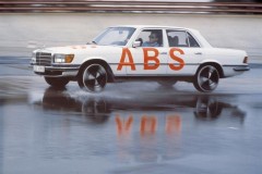 Mercedes-Benz W116 (S-Class) là mẫu xe sản xuất đầu tiên thế giới được trang bị ABS