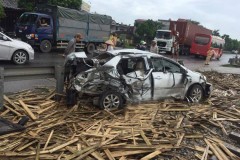 Nam Định: Ô tô vượt ẩu va chạm với tàu hỏa 3 người thương nặng