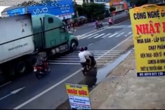 'Nữ ninja' suýt mất mạng vì đâm vào đuôi xe container