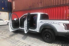 Ford F-150 Raptor màu trắng hiếm hoi cập bến Việt Nam