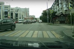 Qua ngã tư, có bác tài nào tăng tốc hết hồn thế này chưa?