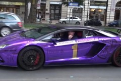 Siêu xe Lamborghini tím crôm mê hoặc đám đông nghìn người như "vật thể lạ"