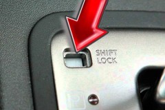 Bạn có biết tác dụng của nút Shift Lock trên xe số tự động không?