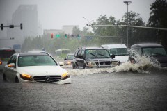 Tài xế đã bớt “dại”, ngày càng ít xe bị thủy kích trong đợt mưa ngập tại Hà Nội