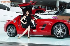 Thúy Ngân ‘Gạo nếp gạo tẻ’ đọ dáng Mercedes-Benz SLS