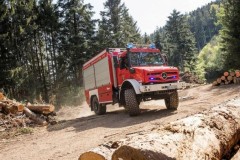 Mercedes-Benz Unimog U 5023 được tùy biến thành xe cứu hỏa tuyệt vời