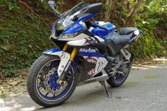 Yamaha R15 độ âm thanh siêu khiếp với ống xả gác theo người anh R1