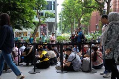 Cảnh tượng chen chúc nhau xếp hàng trước ngày mở bán iPhone 2018