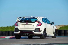 3 ống xả ở phía sau của Honda Civic Type R với thiết kế dính liền nhau nhằm mục đích gì?