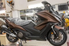 Soi xe ga phân khối lớn Kymco AK550 phiên bản màu nâu giá 375 triệu đồng