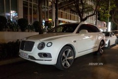 Bentley Bentayga màu trắng phiên bản 4 chỗ hàng hiếm xuất hiện trên phố Sài Gòn